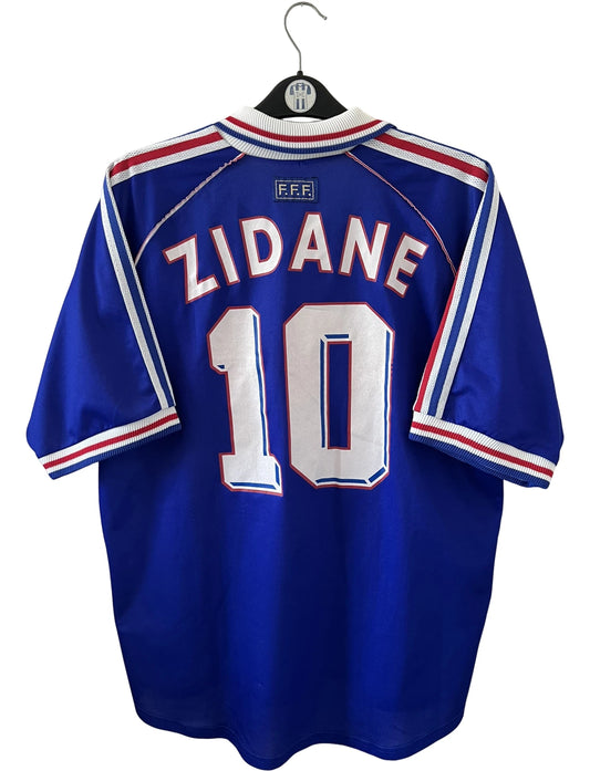 Maillot foot vintage domicile equipe de france 1998 bleu blanc et rouge. On peut retrouver l'équipementier adidas. Il s'agit d'un maillot authentique d'époque. Le maillot est floqué du numéro 10 Zinedine Zidane