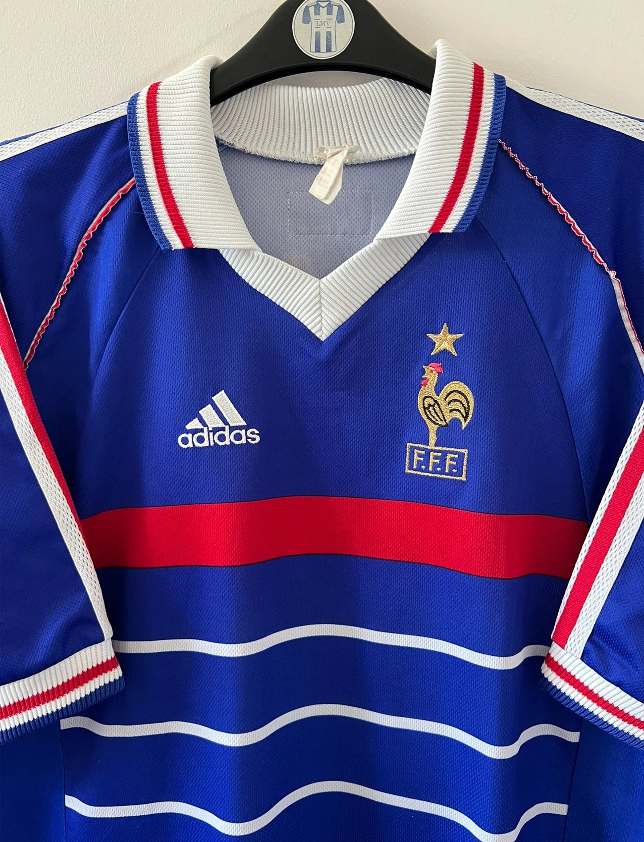 Maillot foot vintage domicile equipe de france 1998 bleu blanc et rouge. On peut retrouver l'équipementier adidas. Il s'agit d'un maillot authentique d'époque. Le maillot est floqué du numéro 10 Zinedine Zidane