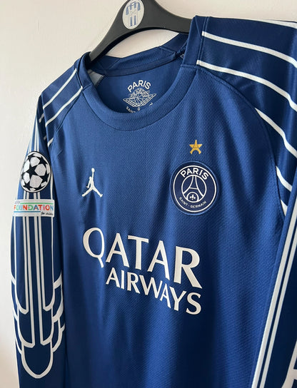 Maillot de foot vintage fourth bleu du PSG 2024/2025. On peut retrouver l'équipementier Nike et le sponsor Qatar Airways. Le maillot est floqué du numéro 7 kvaratskhelia. Il s'agit d'un maillot authentique d'époque.