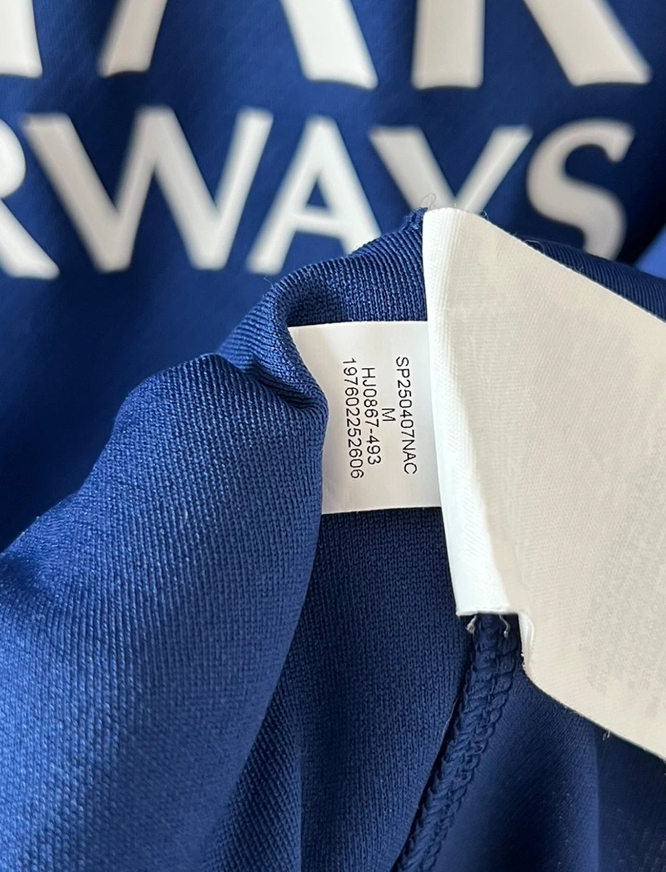 Maillot de foot vintage fourth bleu du PSG 2024/2025. On peut retrouver l'équipementier Nike et le sponsor Qatar Airways. Le maillot est floqué du numéro 7 kvaratskhelia. Il s'agit d'un maillot authentique d'époque.