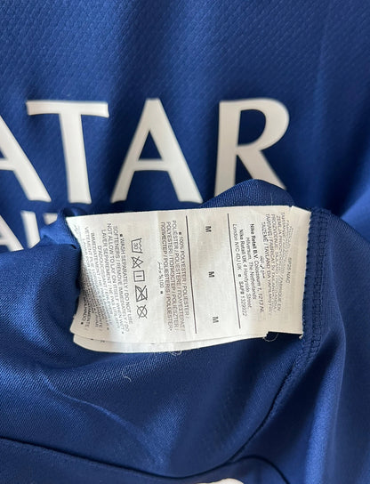 Maillot de foot vintage fourth bleu du PSG 2024/2025. On peut retrouver l'équipementier Nike et le sponsor Qatar Airways. Le maillot est floqué du numéro 7 kvaratskhelia. Il s'agit d'un maillot authentique d'époque.