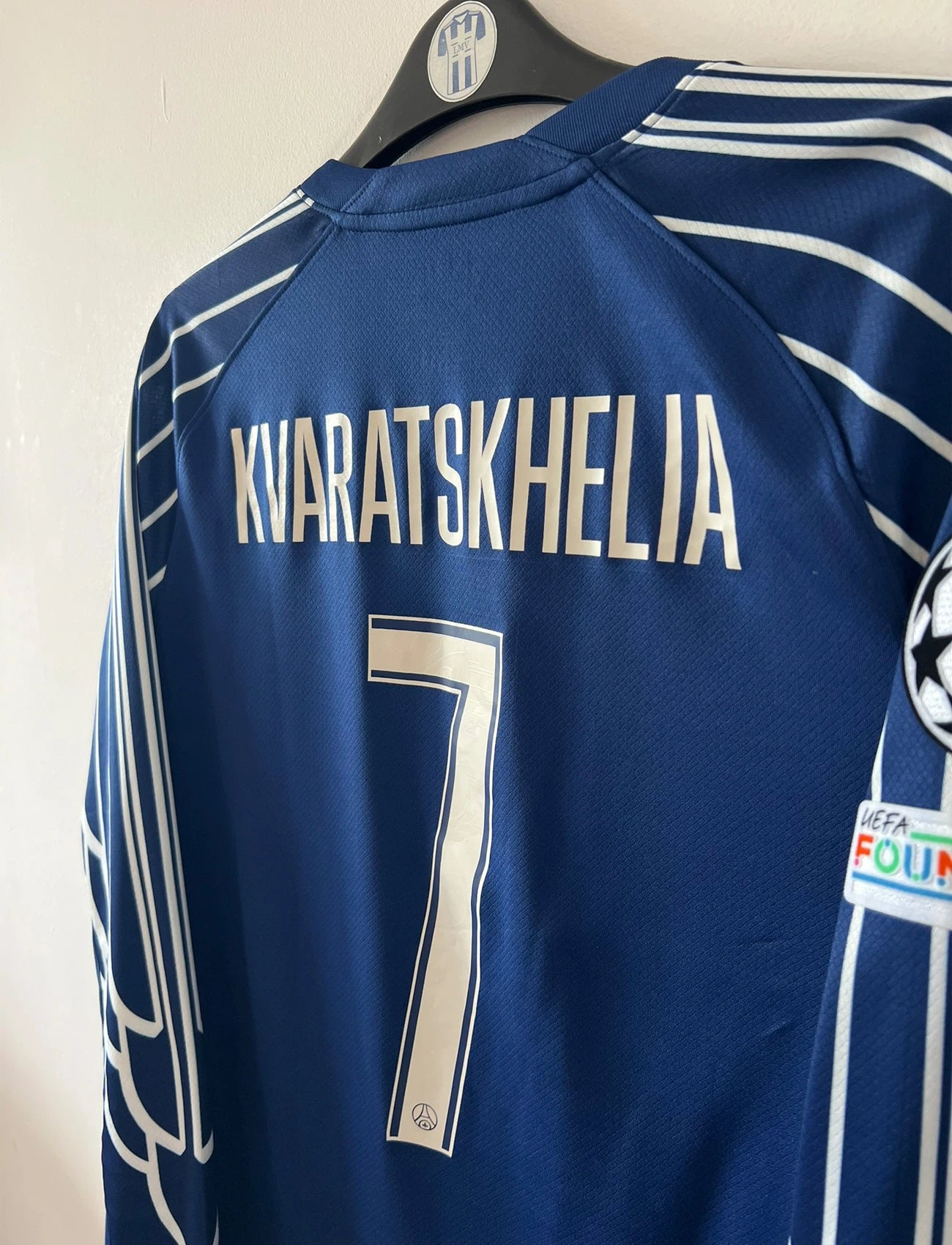 Maillot de foot vintage fourth bleu du PSG 2024/2025. On peut retrouver l'équipementier Nike et le sponsor Qatar Airways. Le maillot est floqué du numéro 7 kvaratskhelia. Il s'agit d'un maillot authentique d'époque.
