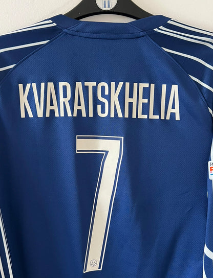 Maillot de foot vintage fourth bleu du PSG 2024/2025. On peut retrouver l'équipementier Nike et le sponsor Qatar Airways. Le maillot est floqué du numéro 7 kvaratskhelia. Il s'agit d'un maillot authentique d'époque.