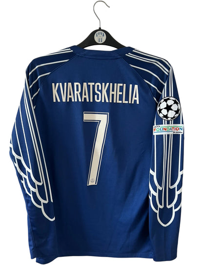 Maillot de foot vintage fourth bleu du PSG 2024/2025. On peut retrouver l'équipementier Nike et le sponsor Qatar Airways. Le maillot est floqué du numéro 7 kvaratskhelia. Il s'agit d'un maillot authentique d'époque.