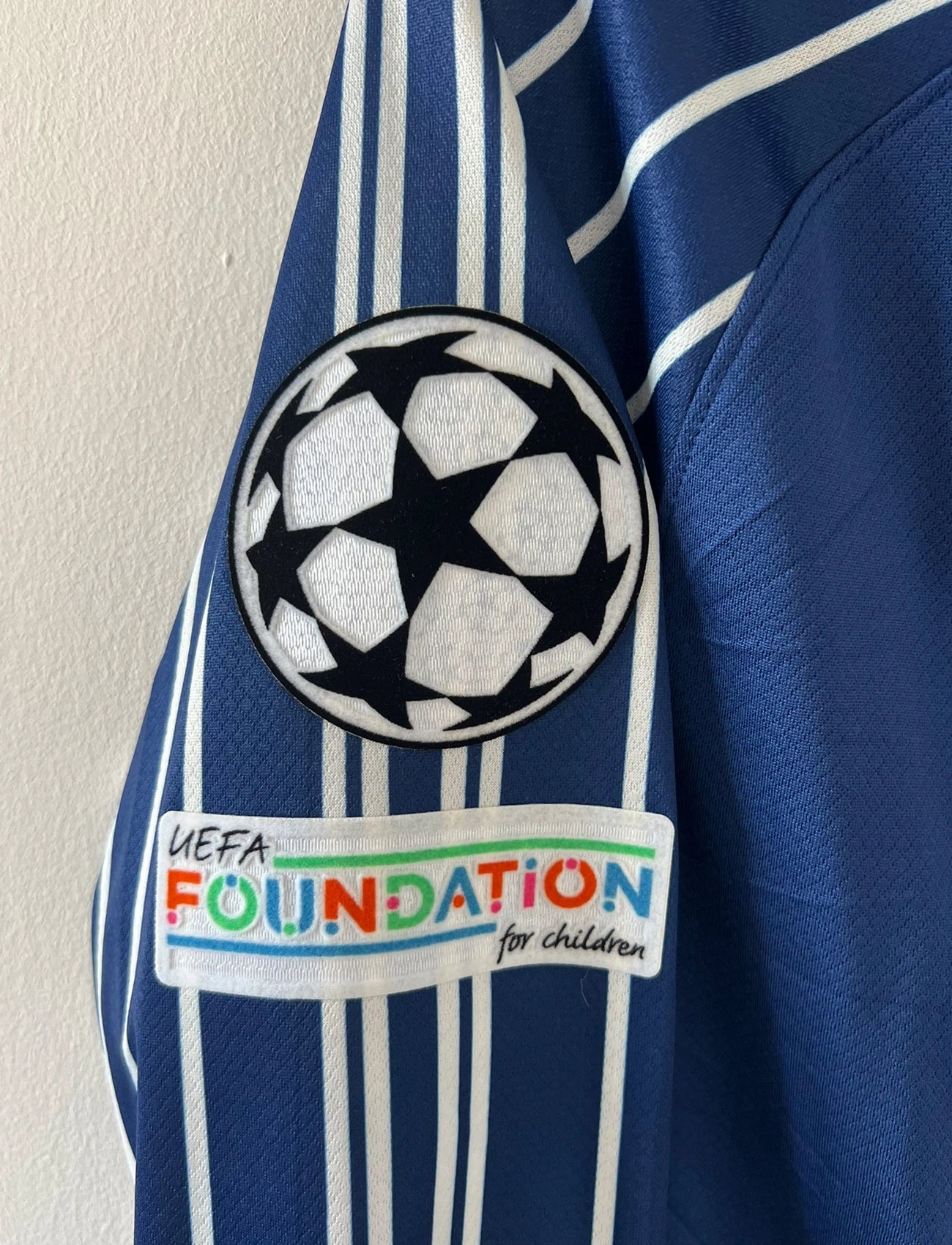 Maillot de foot vintage fourth bleu du PSG 2024/2025. On peut retrouver l'équipementier Nike et le sponsor Qatar Airways. Le maillot est floqué du numéro 7 kvaratskhelia. Il s'agit d'un maillot authentique d'époque.