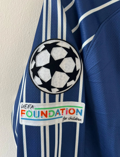 Maillot de foot vintage fourth bleu du PSG 2024/2025. On peut retrouver l'équipementier Nike et le sponsor Qatar Airways. Le maillot est floqué du numéro 7 kvaratskhelia. Il s'agit d'un maillot authentique d'époque.