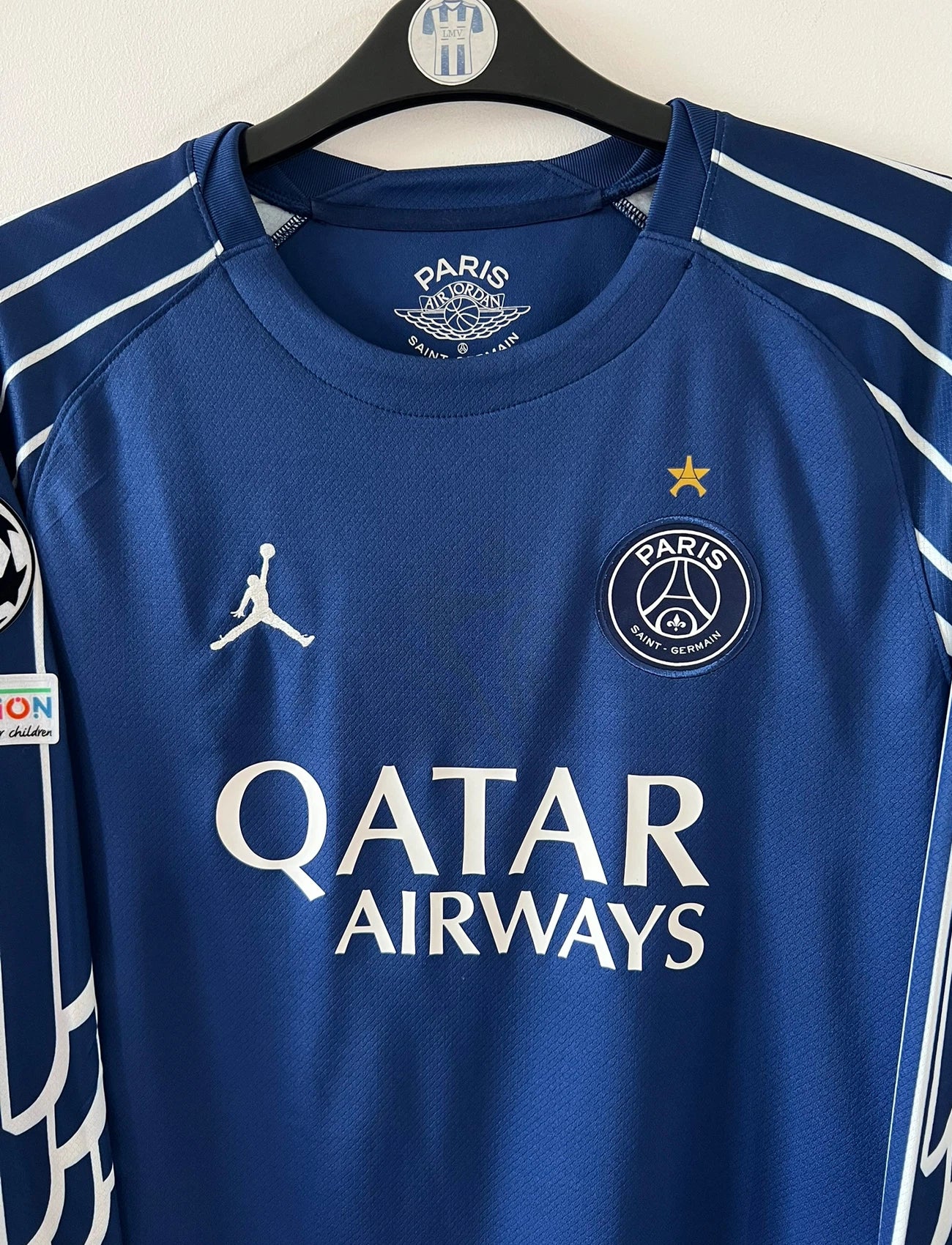 Maillot de foot vintage fourth bleu du PSG 2024/2025. On peut retrouver l'équipementier Nike et le sponsor Qatar Airways. Le maillot est floqué du numéro 7 kvaratskhelia. Il s'agit d'un maillot authentique d'époque.
