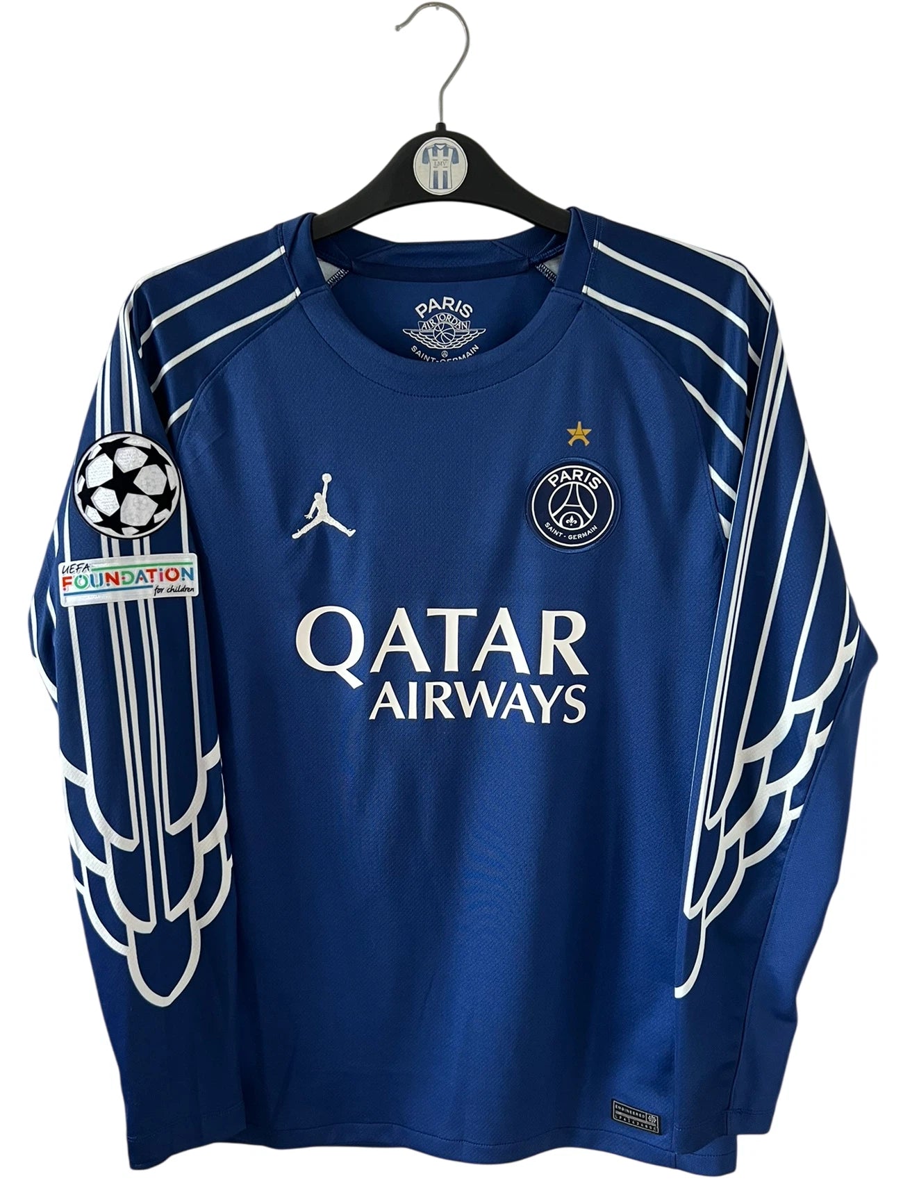 Maillot de foot vintage fourth bleu du PSG 2024/2025. On peut retrouver l'équipementier Nike et le sponsor Qatar Airways. Le maillot est floqué du numéro 7 kvaratskhelia. Il s'agit d'un maillot authentique d'époque.