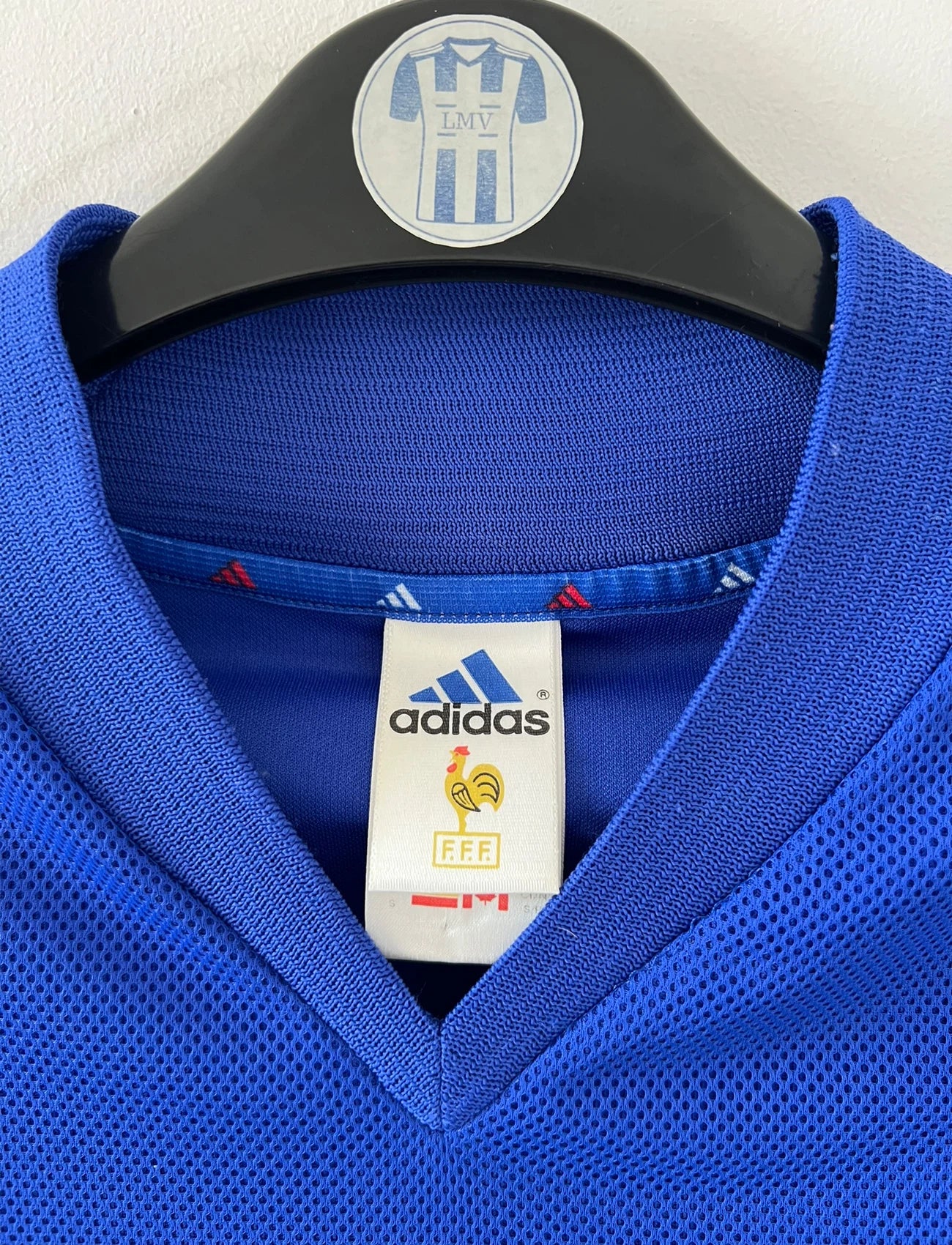 Maillot de foot vintage domicile bleu de l'équipe de france 2002. On peut retrouver l'équipementier Adidas et le flocage de Zidane. Il s'agit d'un maillot authentique d'époque.