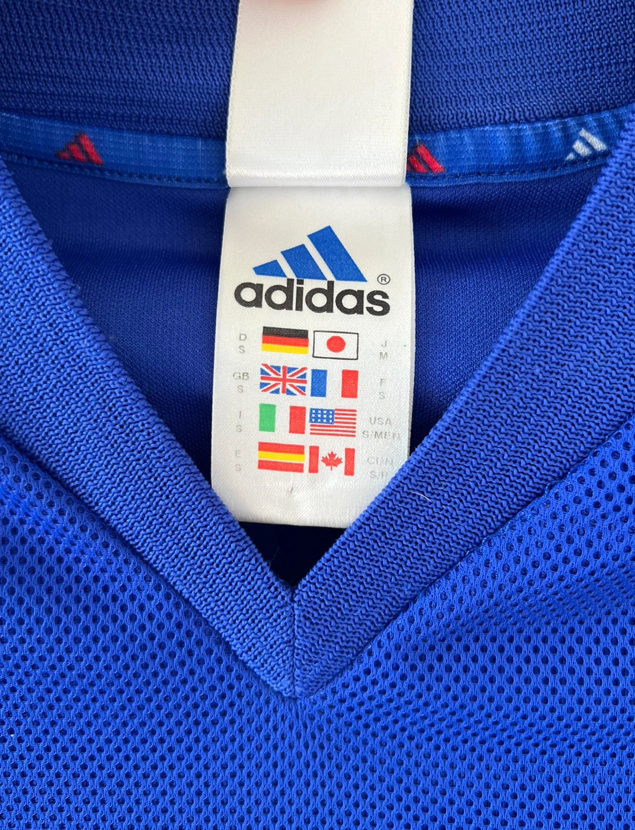 Maillot de foot vintage domicile bleu de l'équipe de france 2002. On peut retrouver l'équipementier Adidas et le flocage de Zidane. Il s'agit d'un maillot authentique d'époque.