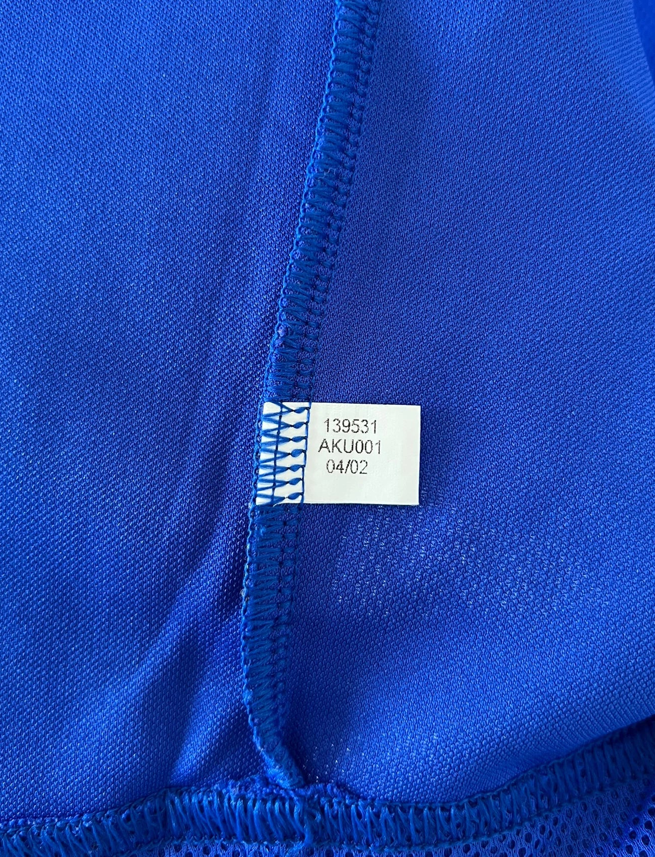 Maillot de foot vintage domicile bleu de l'équipe de france 2002. On peut retrouver l'équipementier Adidas et le flocage de Zidane. Il s'agit d'un maillot authentique d'époque.