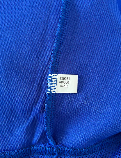 Maillot de foot vintage domicile bleu de l'équipe de france 2002. On peut retrouver l'équipementier Adidas et le flocage de Zidane. Il s'agit d'un maillot authentique d'époque.