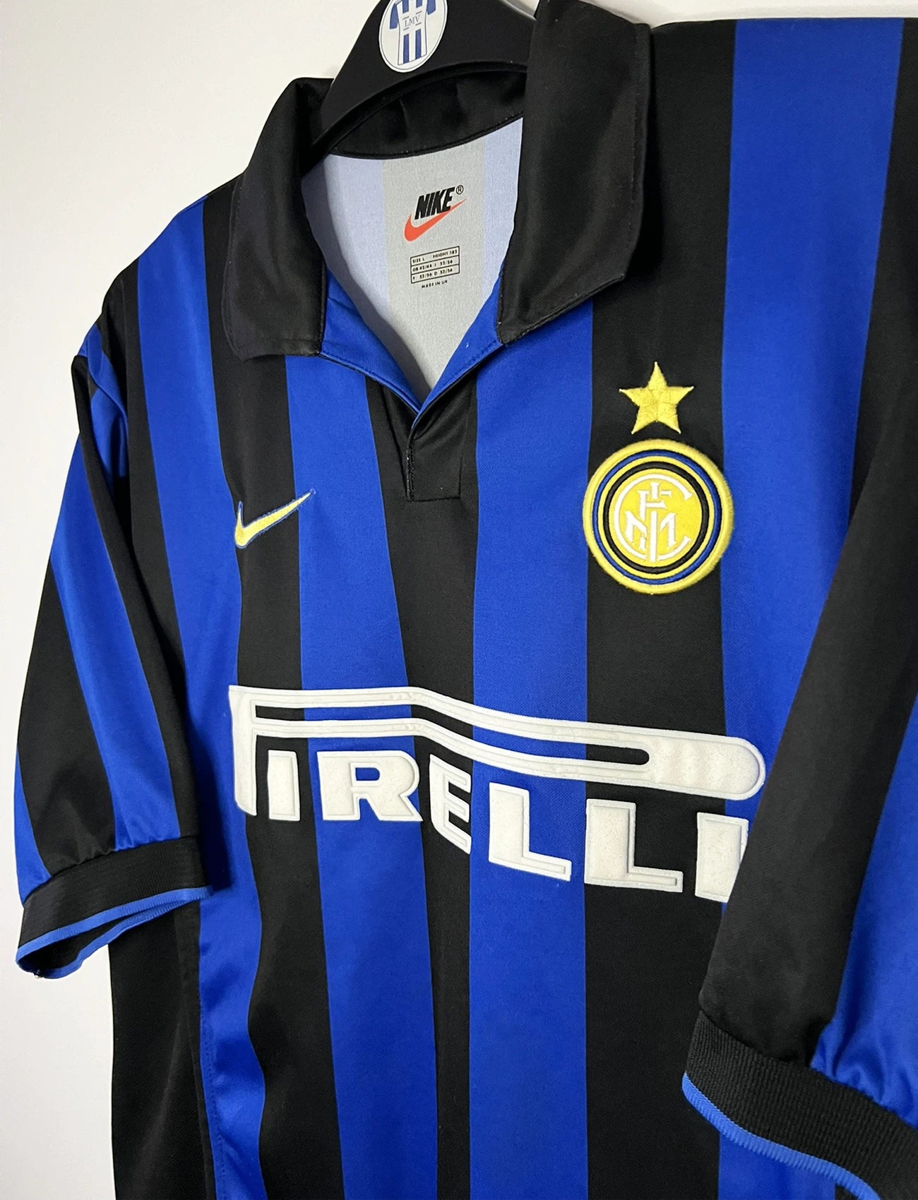 Maillot de foot vintage domicile bleu et noir de l'Inter Milan de la saison 1998/1999. On peut retrouver l'équipementier Nike et le sponsor Pirelli. Le maillot est floqué du numéro 9 Ronaldo. Il s'agit d'un maillot authentique d'époque.