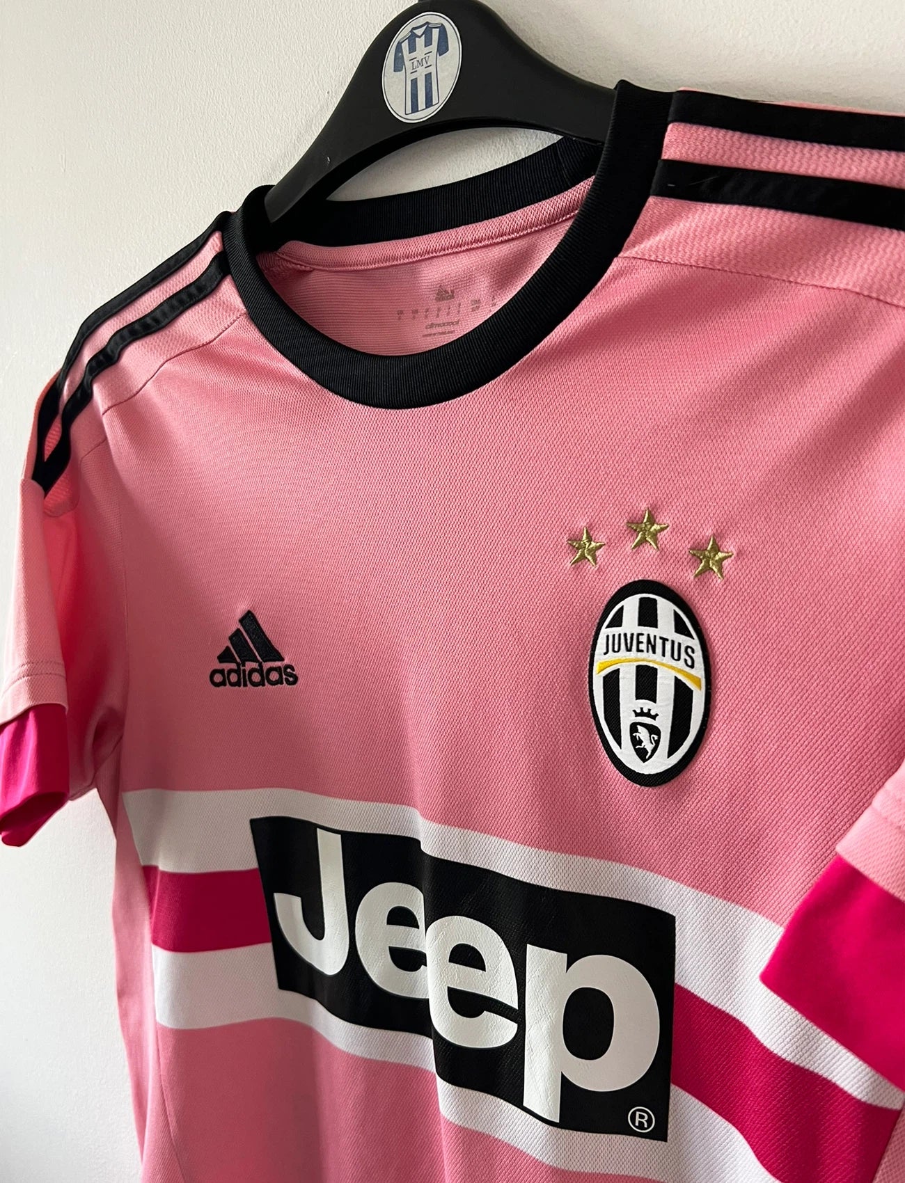 Maillot de foot vintage extérieur rose de la Juventus 2015/2016. On peut retrouver l'équipementier Adidas et le sponsor Jeep. Il s'agit du maillot popularisé par Drake grâce à sa photo sur Instagram. Il s'agit d'un maillot authentique d'époque.