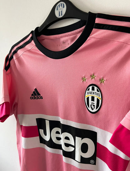 Maillot de foot vintage extérieur rose de la Juventus 2015/2016. On peut retrouver l'équipementier Adidas et le sponsor Jeep. Il s'agit du maillot popularisé par Drake grâce à sa photo sur Instagram. Il s'agit d'un maillot authentique d'époque.