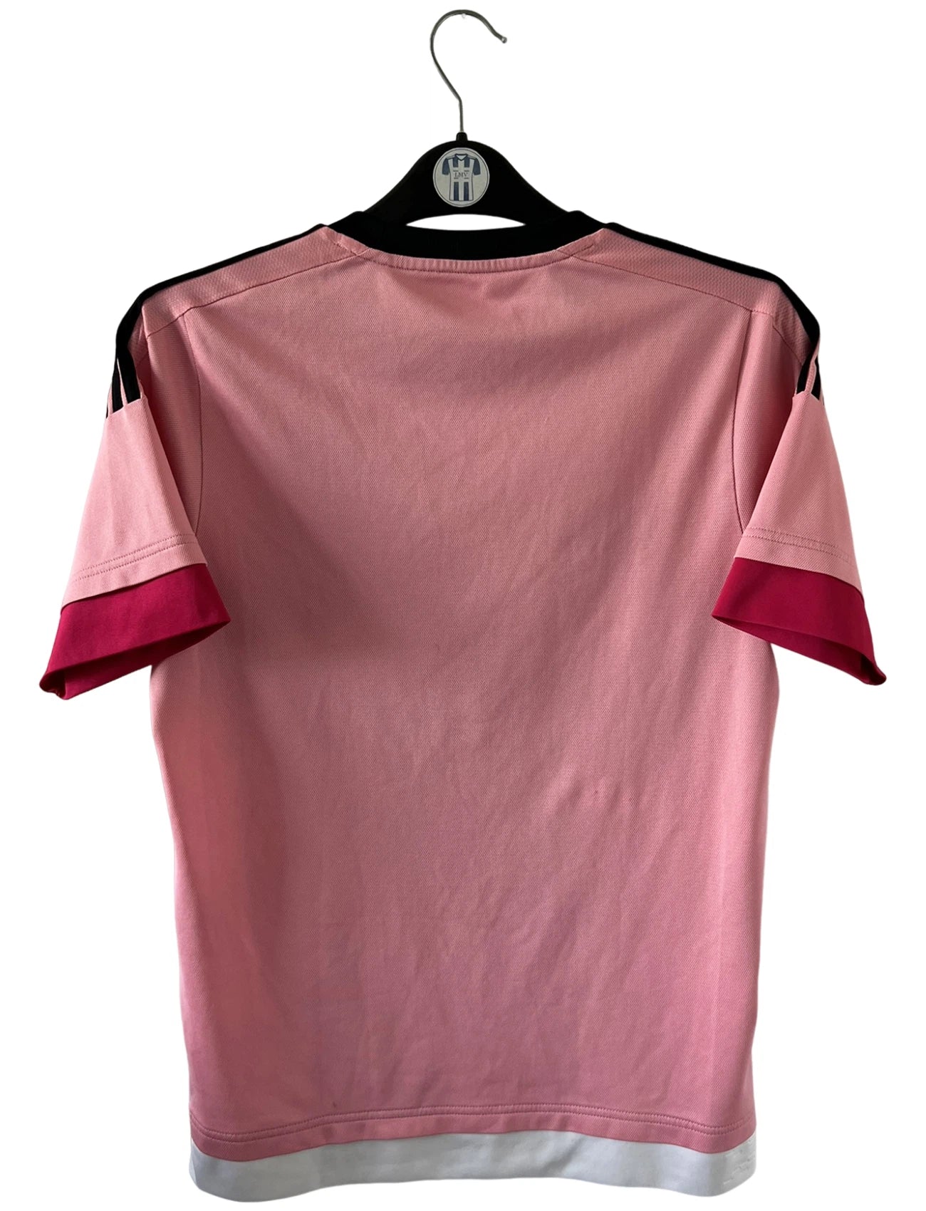 Maillot de foot vintage extérieur rose de la Juventus 2015/2016. On peut retrouver l'équipementier Adidas et le sponsor Jeep. Il s'agit du maillot popularisé par Drake grâce à sa photo sur Instagram. Il s'agit d'un maillot authentique d'époque.