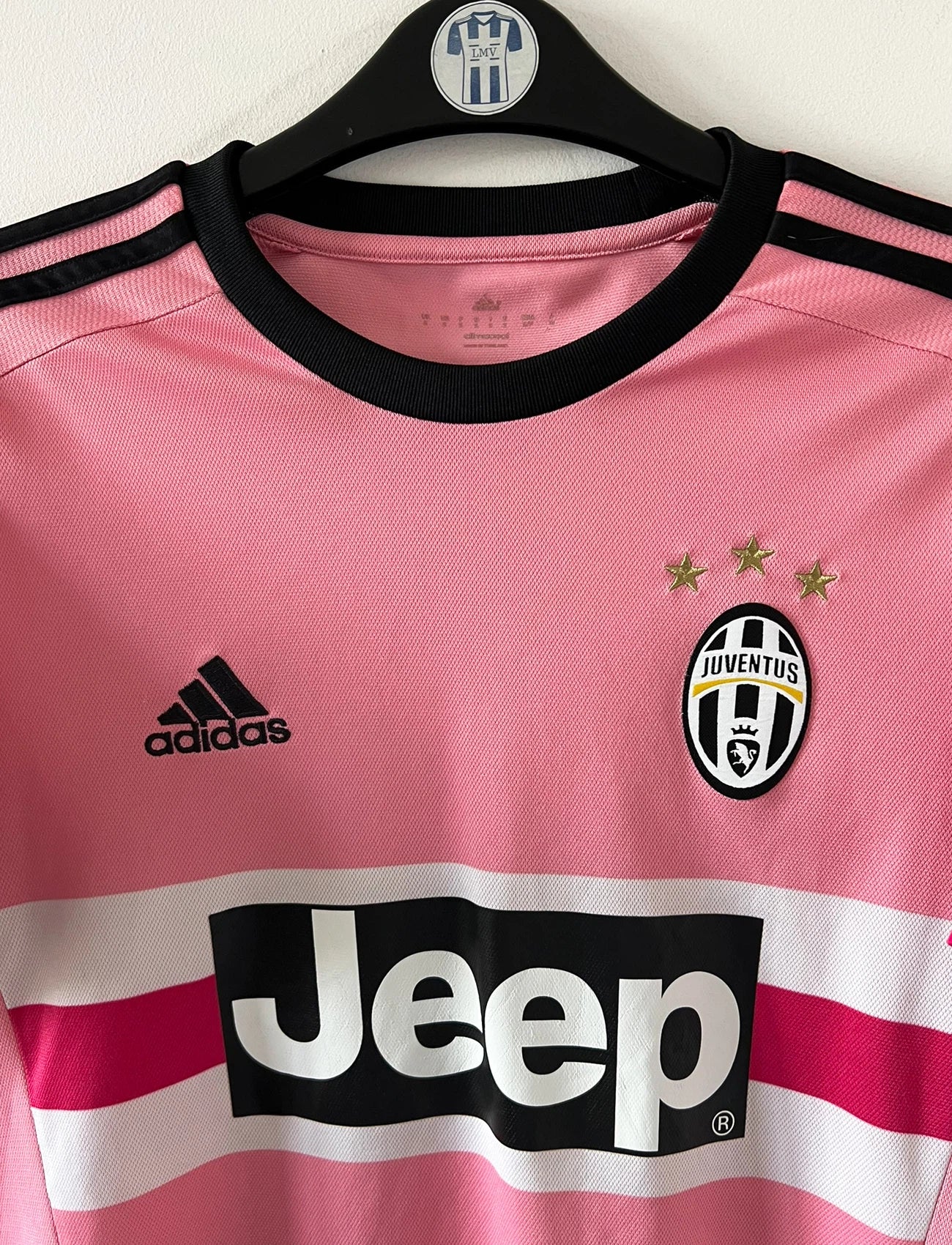 Maillot de foot vintage extérieur rose de la Juventus 2015/2016. On peut retrouver l'équipementier Adidas et le sponsor Jeep. Il s'agit du maillot popularisé par Drake grâce à sa photo sur Instagram. Il s'agit d'un maillot authentique d'époque.