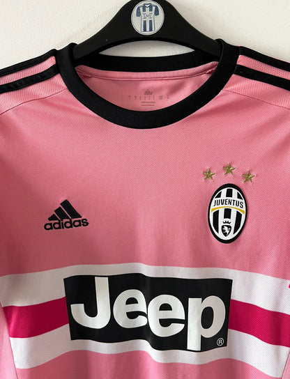 Maillot de foot vintage extérieur rose de la Juventus 2015/2016. On peut retrouver l'équipementier Adidas et le sponsor Jeep. Il s'agit du maillot popularisé par Drake grâce à sa photo sur Instagram. Il s'agit d'un maillot authentique d'époque.