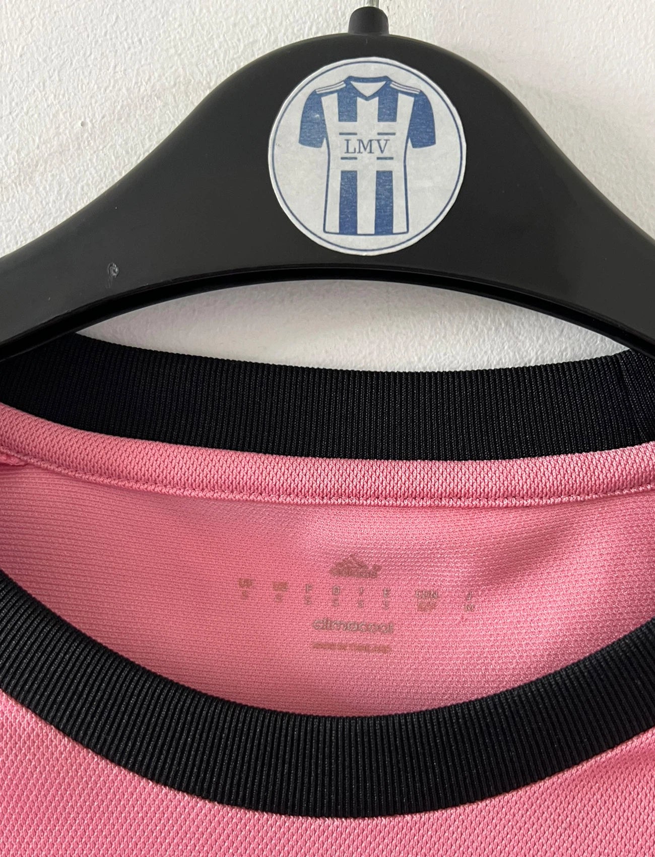 Maillot de foot vintage extérieur rose de la Juventus 2015/2016. On peut retrouver l'équipementier Adidas et le sponsor Jeep. Il s'agit du maillot popularisé par Drake grâce à sa photo sur Instagram. Il s'agit d'un maillot authentique d'époque.
