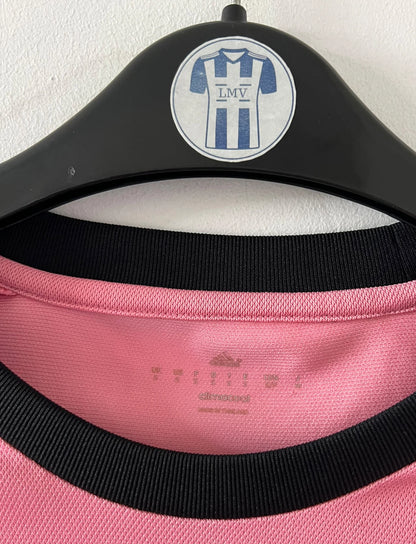 Maillot de foot vintage extérieur rose de la Juventus 2015/2016. On peut retrouver l'équipementier Adidas et le sponsor Jeep. Il s'agit du maillot popularisé par Drake grâce à sa photo sur Instagram. Il s'agit d'un maillot authentique d'époque.