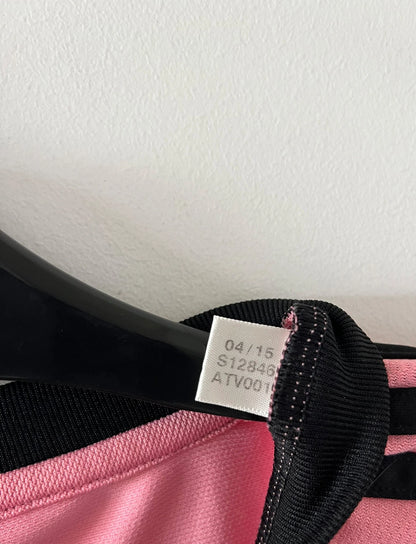 Maillot de foot vintage extérieur rose de la Juventus 2015/2016. On peut retrouver l'équipementier Adidas et le sponsor Jeep. Il s'agit du maillot popularisé par Drake grâce à sa photo sur Instagram. Il s'agit d'un maillot authentique d'époque.