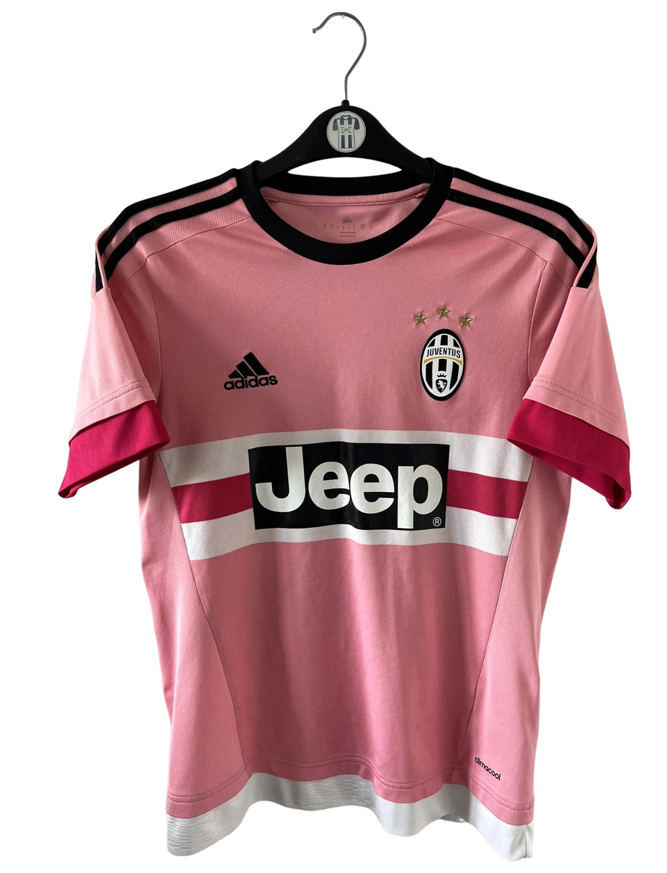 Maillot de foot vintage extérieur rose de la Juventus 2015/2016. On peut retrouver l'équipementier Adidas et le sponsor Jeep. Il s'agit du maillot popularisé par Drake grâce à sa photo sur Instagram. Il s'agit d'un maillot authentique d'époque.