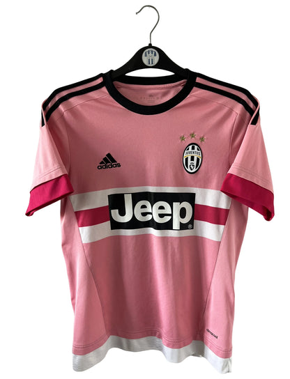 Maillot de foot vintage extérieur rose de la Juventus 2015/2016. On peut retrouver l'équipementier Adidas et le sponsor Jeep. Il s'agit du maillot popularisé par Drake grâce à sa photo sur Instagram. Il s'agit d'un maillot authentique d'époque.