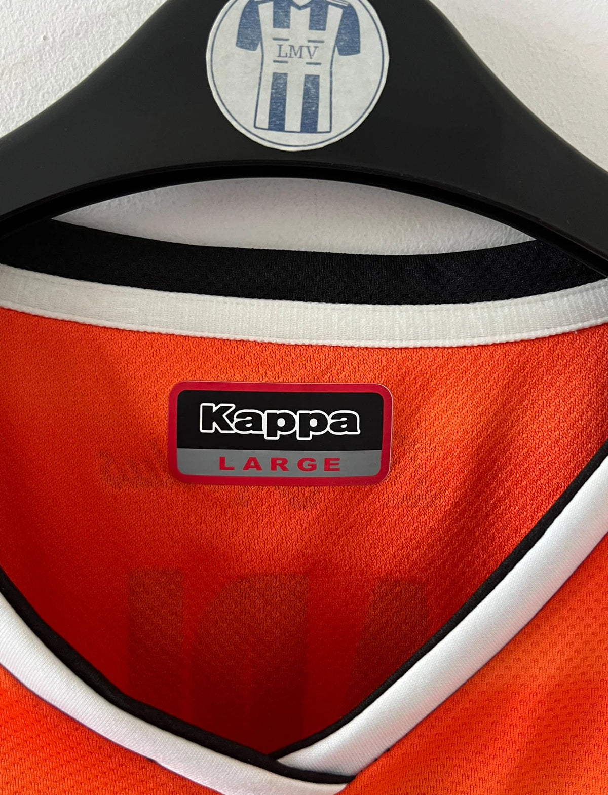 Maillot de foot vintage domicile orange du FC Lorient de la saison 2018/2019. On peut retrouver l'équipementier Kappa et les sponsors Jean Floc'h, B&B et Breizh Cola. Le maillot est floqué du numéro 22 Jonathan Delaplace. Il s'agit d'un maillot authentique d'époque.