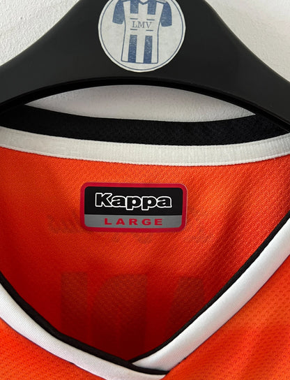 Maillot de foot vintage domicile orange du FC Lorient de la saison 2018/2019. On peut retrouver l'équipementier Kappa et les sponsors Jean Floc'h, B&B et Breizh Cola. Le maillot est floqué du numéro 22 Jonathan Delaplace. Il s'agit d'un maillot authentique d'époque.