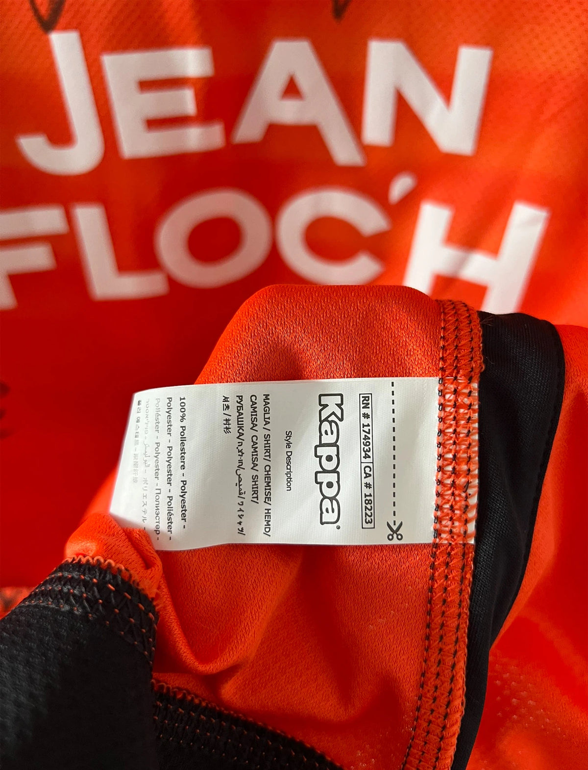 Maillot de foot vintage domicile orange du FC Lorient de la saison 2018/2019. On peut retrouver l'équipementier Kappa et les sponsors Jean Floc'h, B&B et Breizh Cola. Le maillot est floqué du numéro 22 Jonathan Delaplace. Il s'agit d'un maillot authentique d'époque.