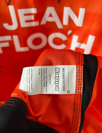 Maillot de foot vintage domicile orange du FC Lorient de la saison 2018/2019. On peut retrouver l'équipementier Kappa et les sponsors Jean Floc'h, B&B et Breizh Cola. Le maillot est floqué du numéro 22 Jonathan Delaplace. Il s'agit d'un maillot authentique d'époque.