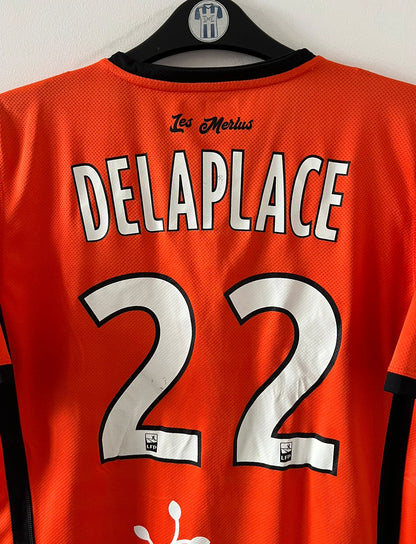 Maillot de foot vintage domicile orange du FC Lorient de la saison 2018/2019. On peut retrouver l'équipementier Kappa et les sponsors Jean Floc'h, B&B et Breizh Cola. Le maillot est floqué du numéro 22 Jonathan Delaplace. Il s'agit d'un maillot authentique d'époque.
