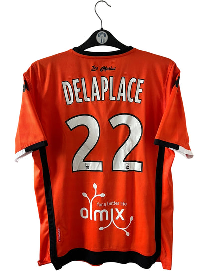 Maillot de foot vintage domicile orange du FC Lorient de la saison 2018/2019. On peut retrouver l'équipementier Kappa et les sponsors Jean Floc'h, B&B et Breizh Cola. Le maillot est floqué du numéro 22 Jonathan Delaplace. Il s'agit d'un maillot authentique d'époque.