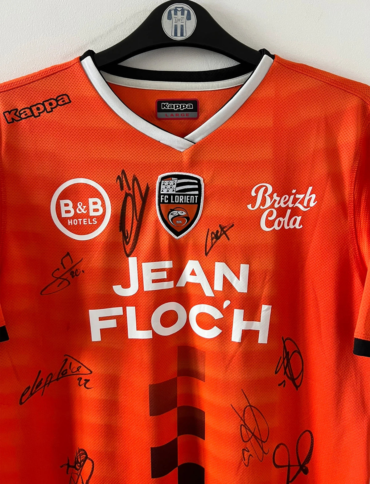 Maillot de foot vintage domicile orange du FC Lorient de la saison 2018/2019. On peut retrouver l'équipementier Kappa et les sponsors Jean Floc'h, B&B et Breizh Cola. Le maillot est floqué du numéro 22 Jonathan Delaplace. Il s'agit d'un maillot authentique d'époque.