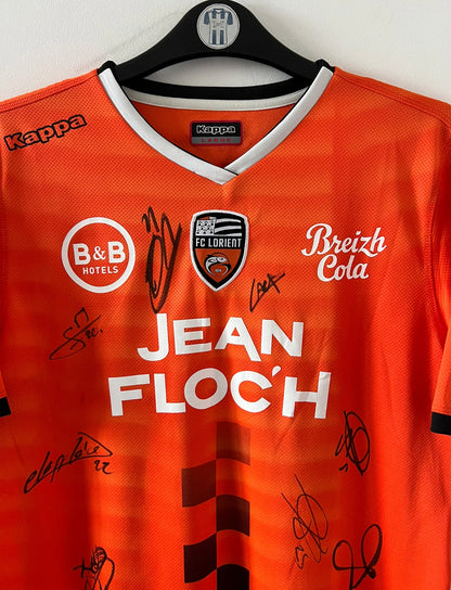 Maillot de foot vintage domicile orange du FC Lorient de la saison 2018/2019. On peut retrouver l'équipementier Kappa et les sponsors Jean Floc'h, B&B et Breizh Cola. Le maillot est floqué du numéro 22 Jonathan Delaplace. Il s'agit d'un maillot authentique d'époque.