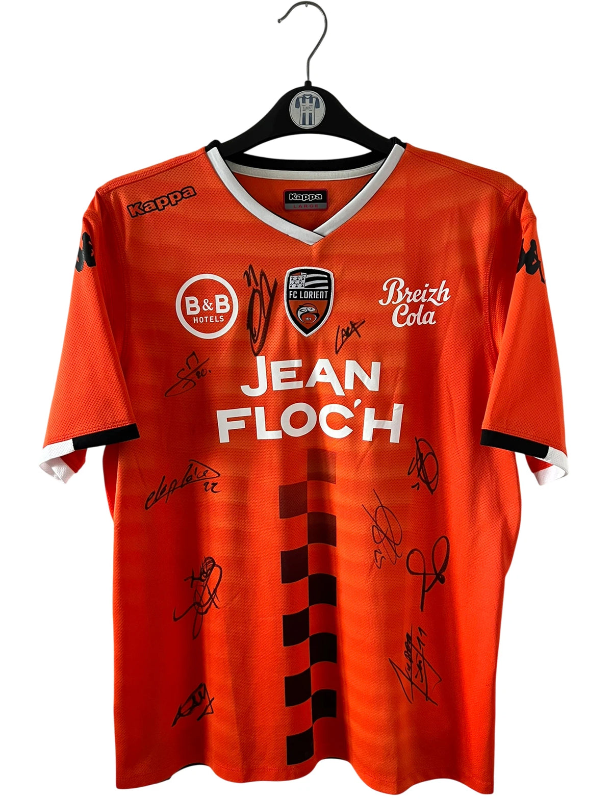 Maillot de foot vintage domicile orange du FC Lorient de la saison 2018/2019. On peut retrouver l'équipementier Kappa et les sponsors Jean Floc'h, B&B et Breizh Cola. Le maillot est floqué du numéro 22 Jonathan Delaplace. Il s'agit d'un maillot authentique d'époque.