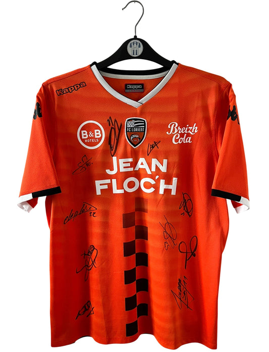 Maillot de foot vintage domicile orange du FC Lorient de la saison 2018/2019. On peut retrouver l'équipementier Kappa et les sponsors Jean Floc'h, B&B et Breizh Cola. Le maillot est floqué du numéro 22 Jonathan Delaplace. Il s'agit d'un maillot authentique d'époque.