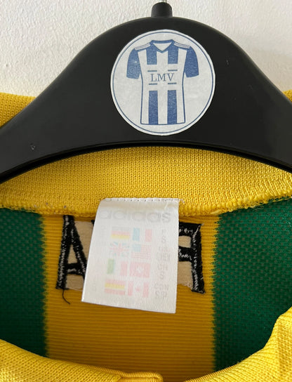 Maillot de foot vintage domicile jaune et vert du FC Nantes 1996/1997. On peut retrouver l'équipementier Adidas et le sponsor Eurest et Playstation. Il s'agit d'un maillot authentique d'époque.