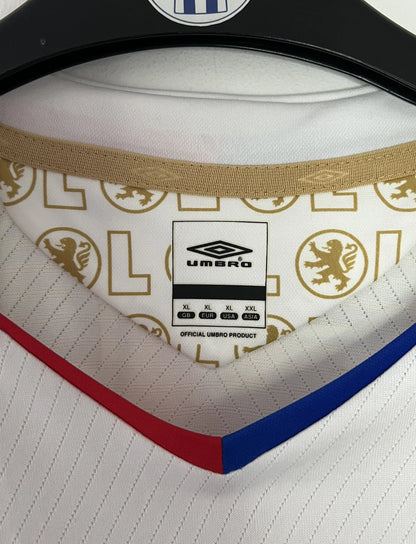 Maillot de foot vintage domicile blanc de l'OL de la saison 2007-2008. Il s'agit de l'édition coupe de france. On peut retrouver l'équipementier Umbro, ainsi que les sponsors SFR et Pitch. Le maillot est floqué du numéro 5 Mathieu Bodmer. Il s'agit d'un maillot authentique d'époque.