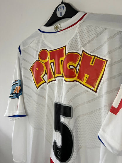 Maillot de foot vintage domicile blanc de l'OL de la saison 2007-2008. Il s'agit de l'édition coupe de france. On peut retrouver l'équipementier Umbro, ainsi que les sponsors SFR et Pitch. Le maillot est floqué du numéro 5 Mathieu Bodmer. Il s'agit d'un maillot authentique d'époque.