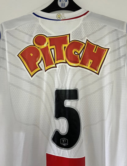 Maillot de foot vintage domicile blanc de l'OL de la saison 2007-2008. Il s'agit de l'édition coupe de france. On peut retrouver l'équipementier Umbro, ainsi que les sponsors SFR et Pitch. Le maillot est floqué du numéro 5 Mathieu Bodmer. Il s'agit d'un maillot authentique d'époque.