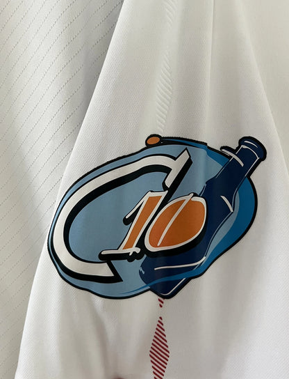 Maillot de foot vintage domicile blanc de l'OL de la saison 2007-2008. Il s'agit de l'édition coupe de france. On peut retrouver l'équipementier Umbro, ainsi que les sponsors SFR et Pitch. Le maillot est floqué du numéro 5 Mathieu Bodmer. Il s'agit d'un maillot authentique d'époque.