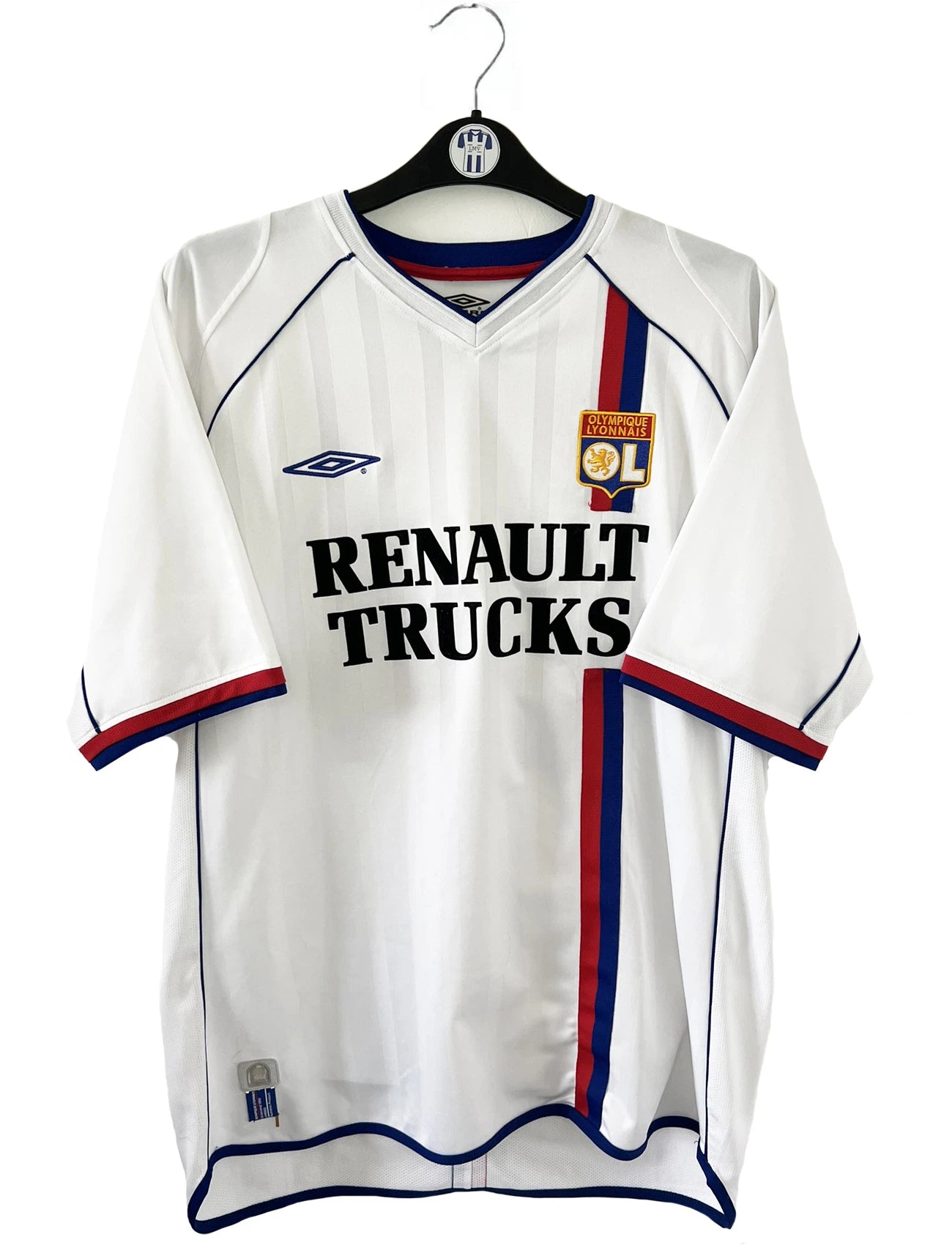 Maillot de foot vintage domicile de l'OL lors de la saison 2003/2004. Le maillot est de couleur blanc et bleu. On peut retrouver l'équipementier Umbro et le sponsor Renault Trucks. Le maillot est floqué du numéro 24 Vikash Dhorasoo. Il s'agit d'un maillot authentique