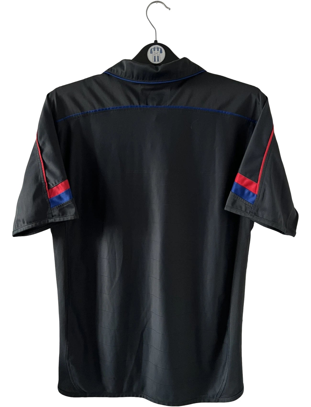 Maillot foot vintage extérieur noir de l'OL 2004/2005. On peut retrouver l'équipementier Umbro et le sponsor LG. Il s'agit d'un maillot authentique d'époque.