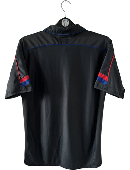 Maillot foot vintage extérieur noir de l'OL 2004/2005. On peut retrouver l'équipementier Umbro et le sponsor LG. Il s'agit d'un maillot authentique d'époque.