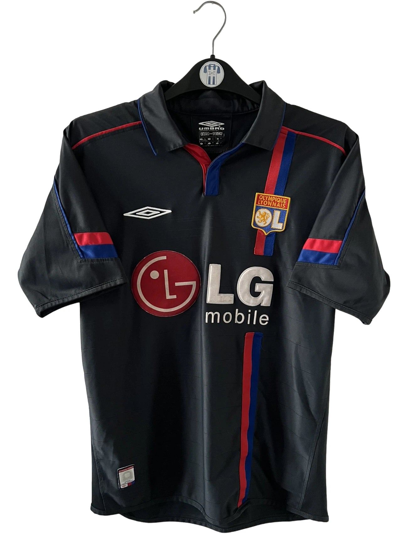 Maillot foot vintage extérieur noir de l'OL 2004/2005. On peut retrouver l'équipementier Umbro et le sponsor LG. Il s'agit d'un maillot authentique d'époque.