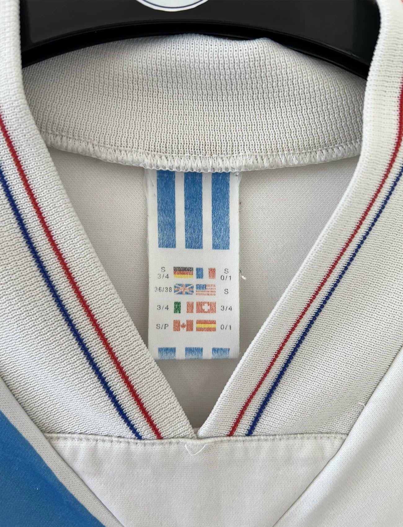 Maillot de foot vintage de l'OM de la saison 1991/1992. Il s'agit du maillot domicile blanc et bleu. On peut retrouver l'équipementier adidas et le sponsor panasonic. Il s'agit d'un maillot authentique d'époque.