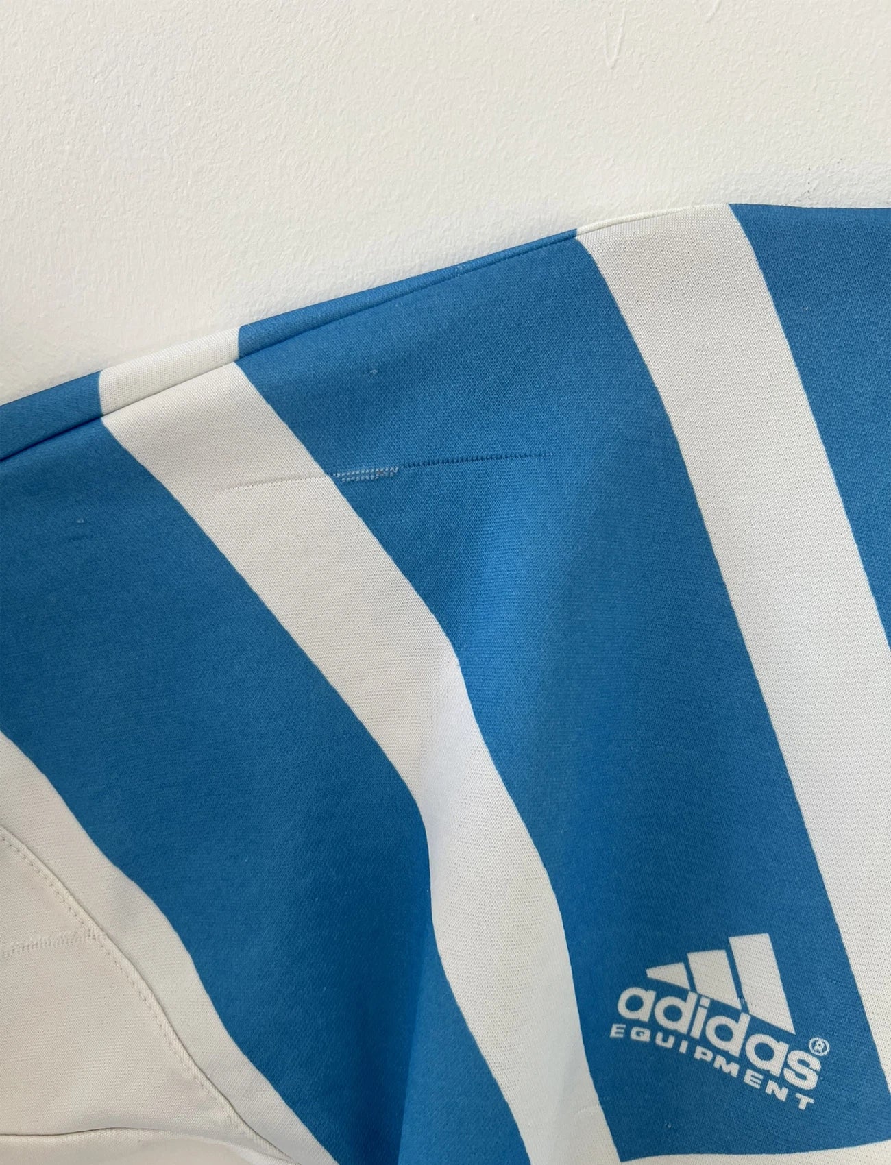 Maillot de foot vintage de l'OM de la saison 1991/1992. Il s'agit du maillot domicile blanc et bleu. On peut retrouver l'équipementier adidas et le sponsor panasonic. Il s'agit d'un maillot authentique d'époque.