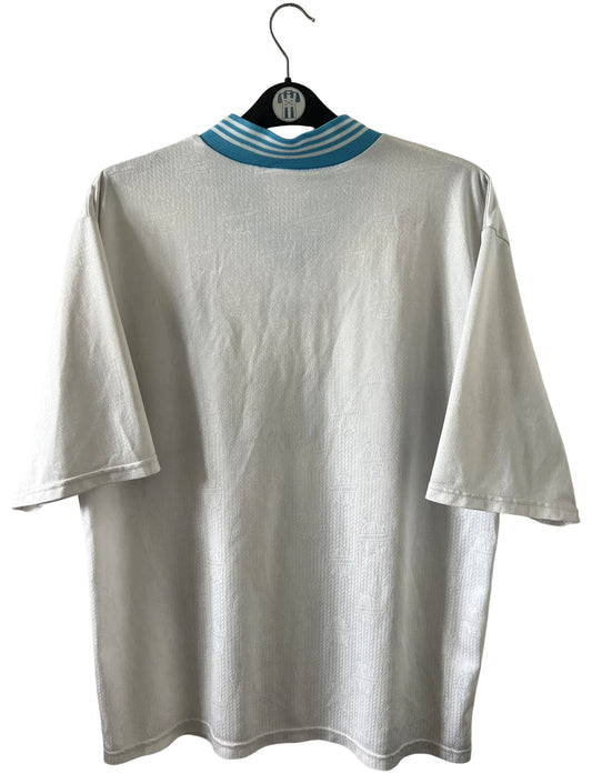 Maillot de foot vintage domicile blanc et bleu de l'OM 1997/1998. On peut retrouver l'équipementier Adidas et le sponsor Ericsson. Il s'agit d'un maillot authentique d'époque.