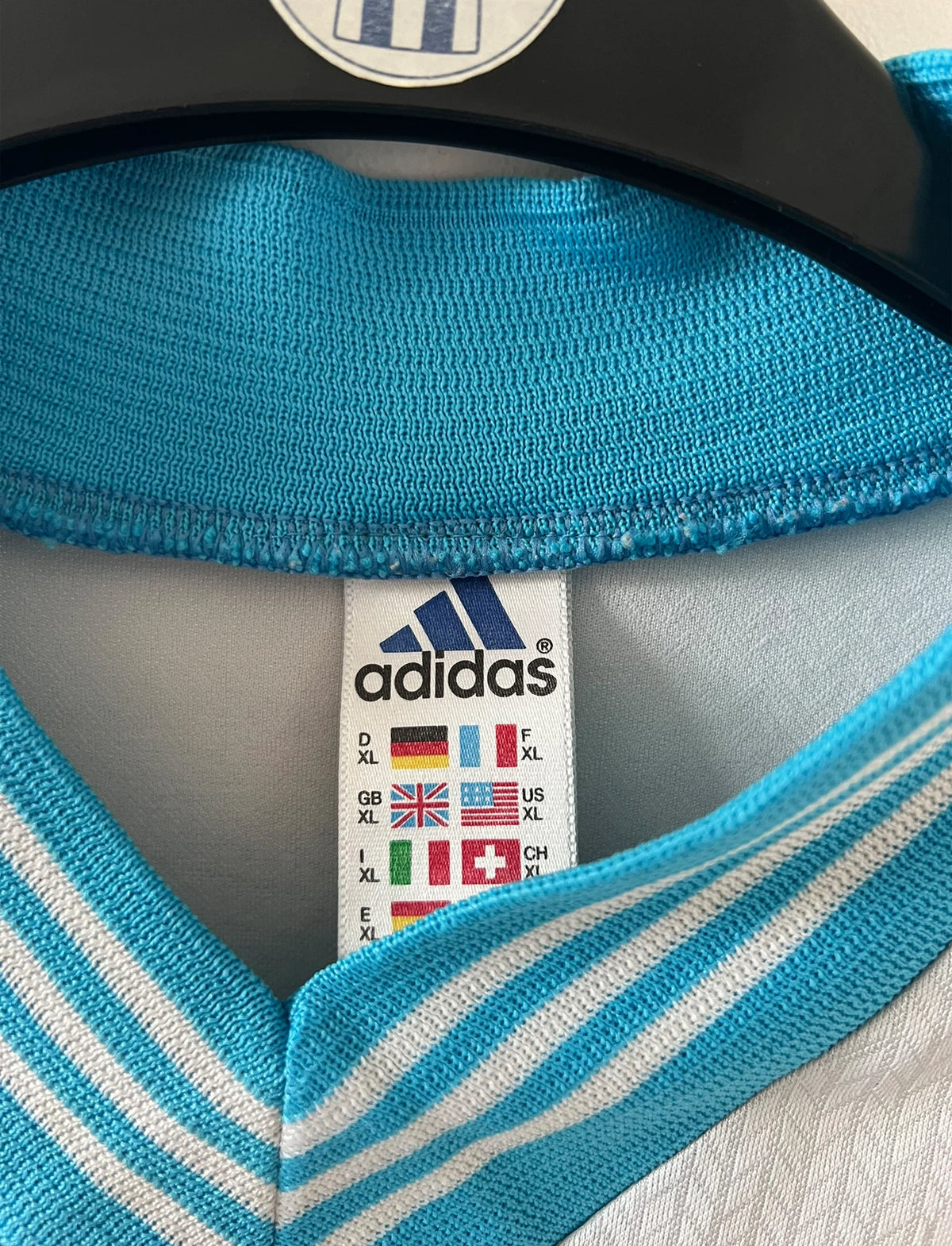 Maillot de foot vintage domicile blanc et bleu de l'OM 1997/1998. On peut retrouver l'équipementier Adidas et le sponsor Ericsson. Il s'agit d'un maillot authentique d'époque.